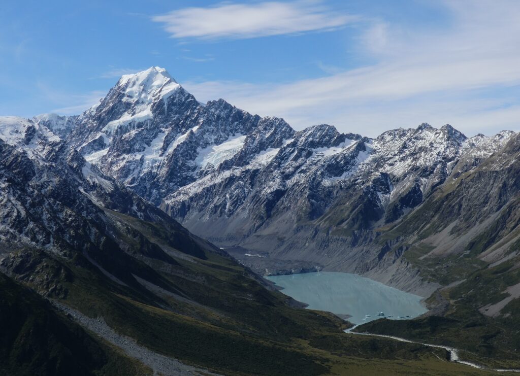 Aoraki mount cook with the Hooker Lake below it